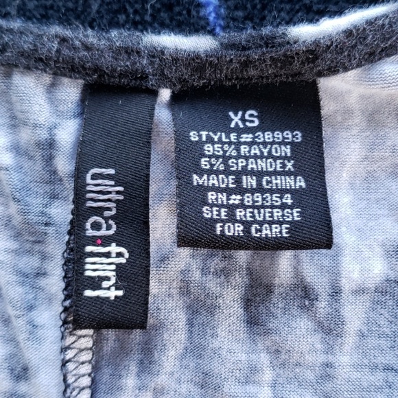 Sleeveless top, symetrically hangs at your side - Picture 2 of 5